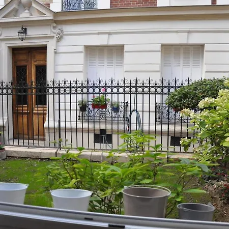 Splendid 5 Minutes From Trocadero